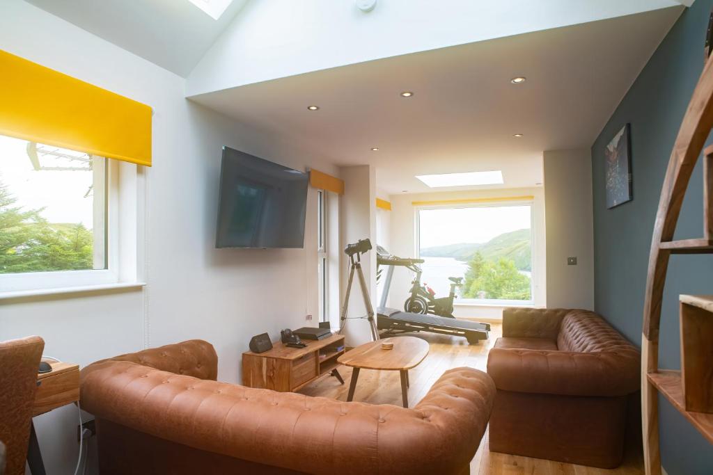 TV a/nebo společenská místnost v ubytování Schoolhouse 1 Cottage by Fairy Pool