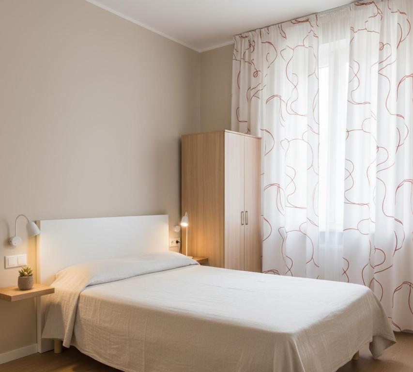 ein Schlafzimmer mit einem weißen Bett und einem Fenster in der Unterkunft Sera Apart Ayvalık in Ayvalık