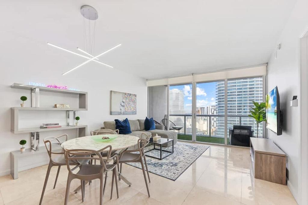 Χώρος καθιστικού στο Penthouse ICON W Hotel WaterViews Balcony Brickell