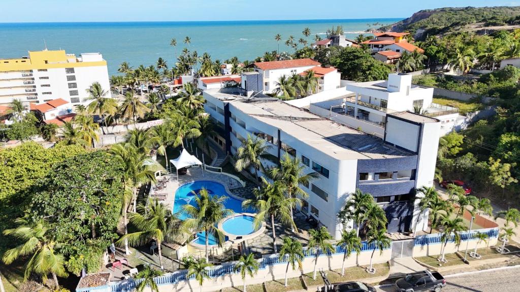 Una vista aérea de un resort con piscina y el océano. en Pousada Tabatinga, en Conde