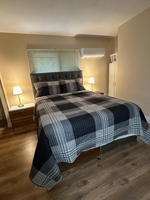 Ένα ή περισσότερα κρεβάτια σε δωμάτιο στο Cozy Ground-Floor Room with Private Bath and Separate Entry