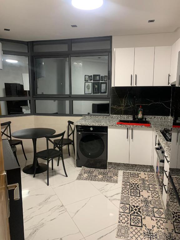 Kuchyň nebo kuchyňský kout v ubytování Bel appart proche de la plage