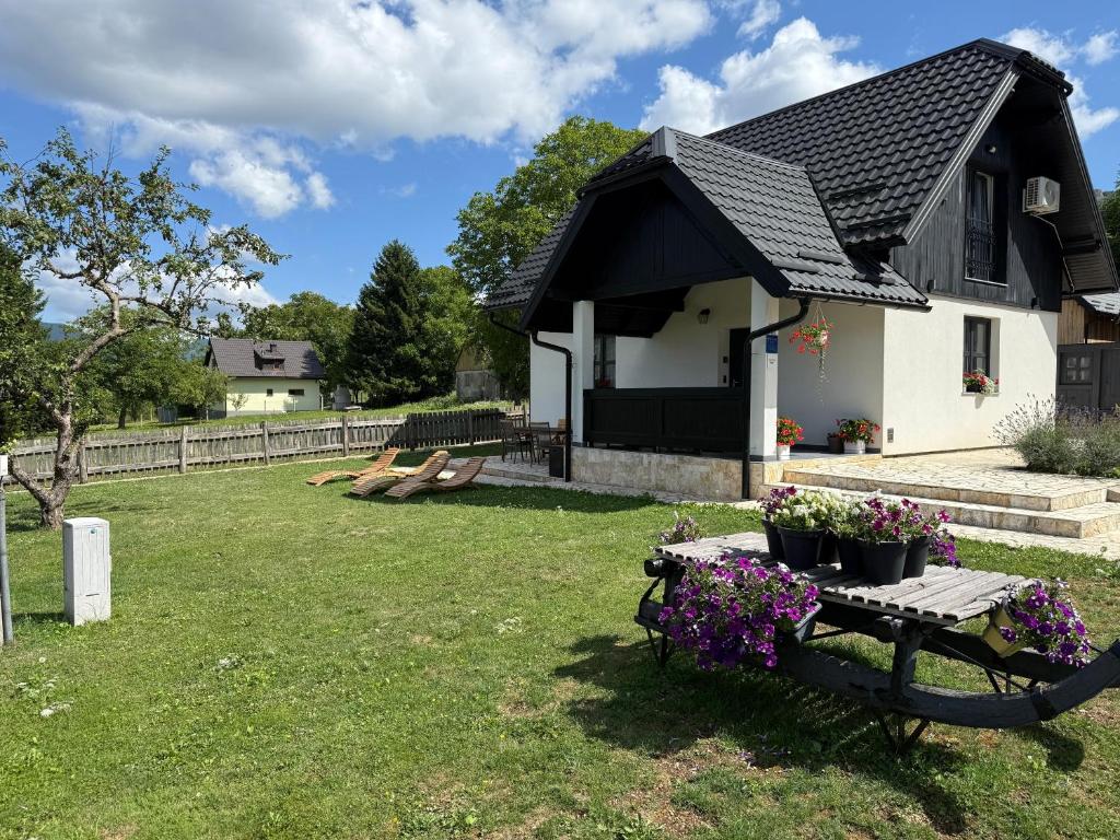 Κήπος έξω από το Plitvice Apis