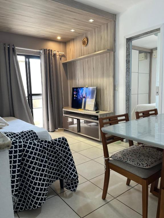 Μια τηλεόραση ή/και κέντρο ψυχαγωγίας στο Aconchegante apartamento temporada Cabo Frio