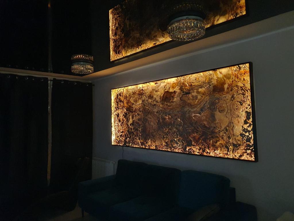 ein Gemälde, das an einer Wand in einem Raum hängt in der Unterkunft Elegant Apartments FREE PARKING in Leszno