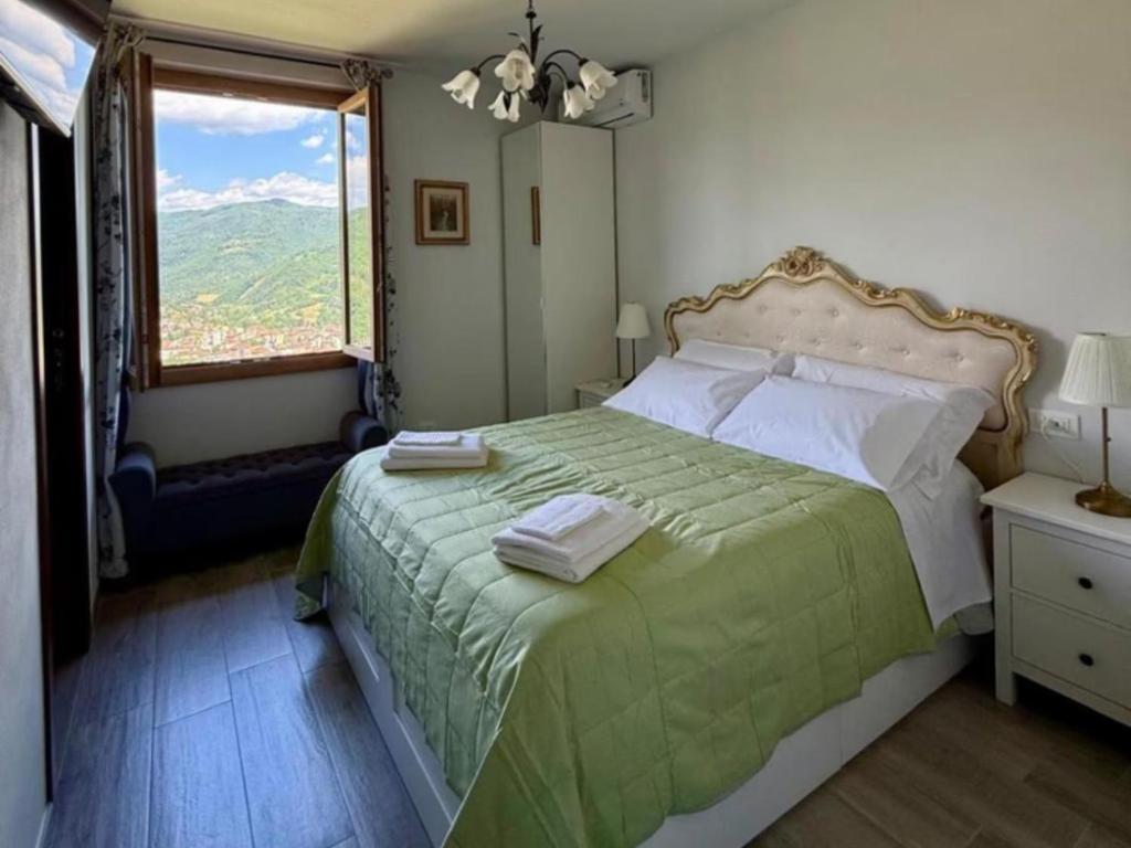 Ένα ή περισσότερα κρεβάτια σε δωμάτιο στο Charming Guest Room in Villa Casavecchia with Mountain Views