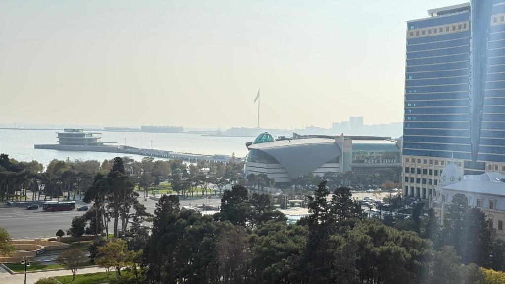 een uitzicht op een stad met een cruiseschip in het water bij Sea view luxury in Baku