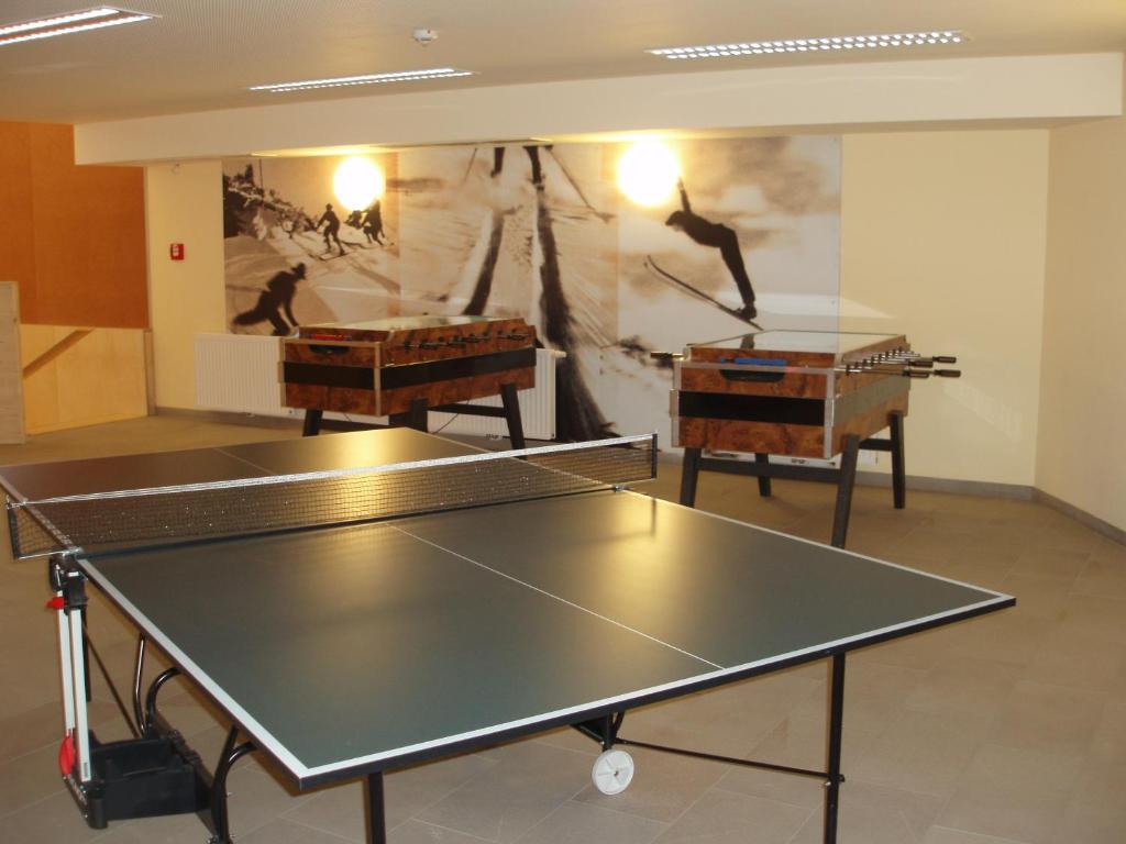 Stolní tenis v ubytování JUFA Hotel Montafon nebo okolí