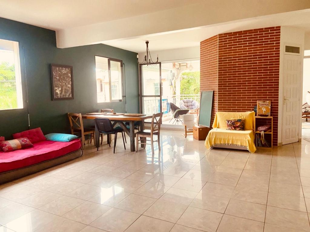 un salon avec un canapé et une table dans l'établissement Ti Swell Caribbean House, à Port-Louis