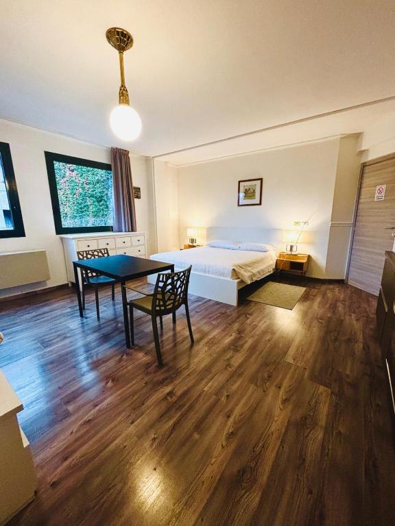 Victoria Royal Garden - Apartment With Shared Bathroom