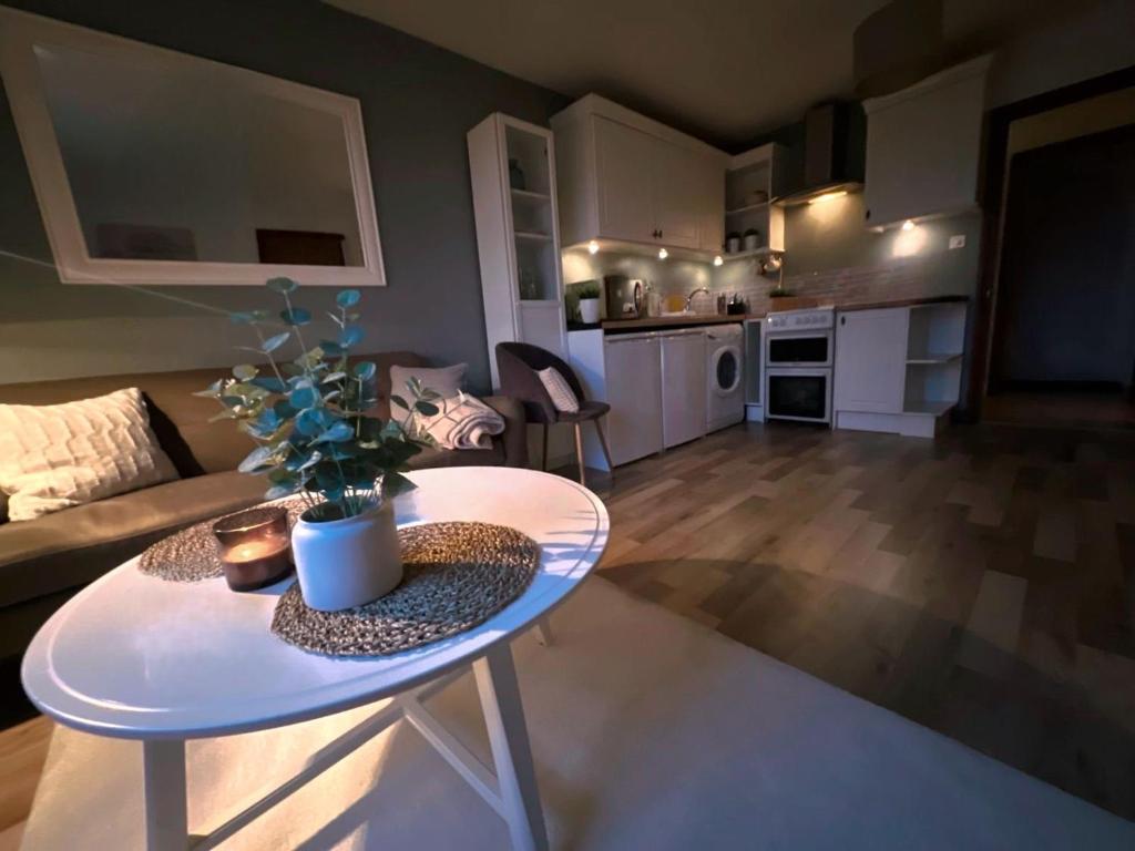 un salon avec une table et un canapé dans l'établissement Homely Stay Langley, à Langley Marish