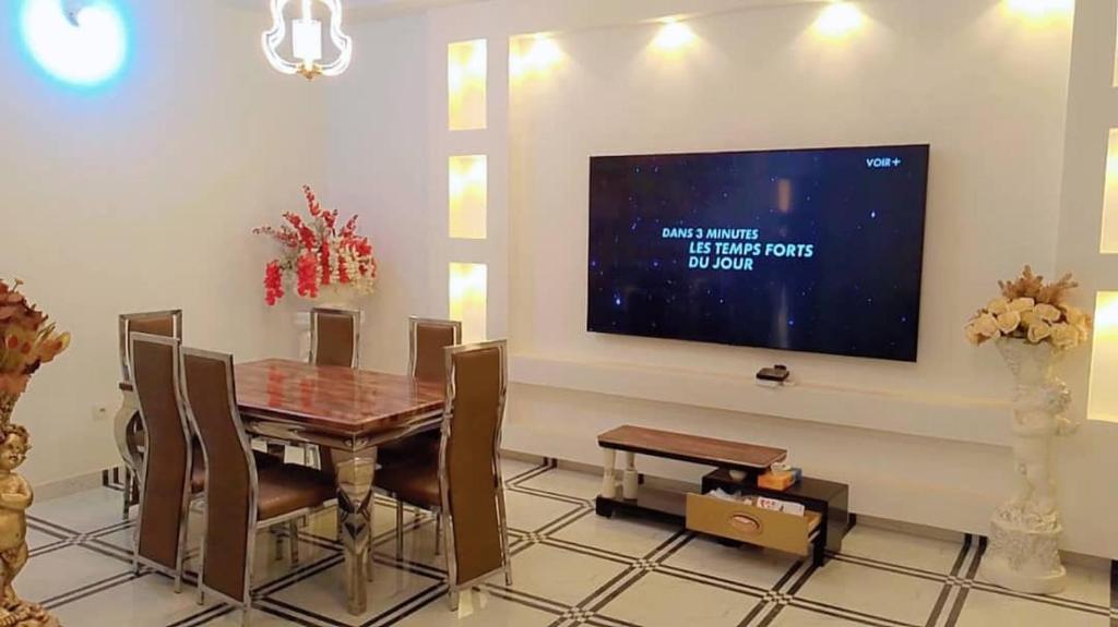 Televiisor ja/või meelelahutuskeskus majutusasutuses RESIDENCE LAMBERt