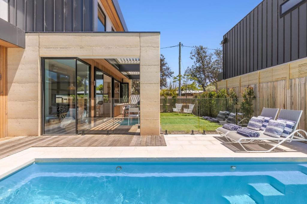 Bazén v ubytování Barwon Heads Pool Retreat Brand New with Heated Pool 5 bedroom 3bath Lift Sleeps 10 Aircon Heating Fireplace Garage nebo v jeho okolí