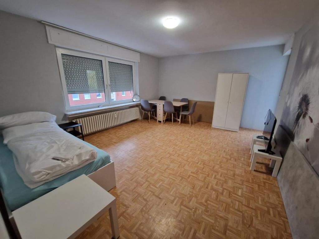 a hospital room with a bed and a table and chairs at RHE 6P Unterkunft in Rheine