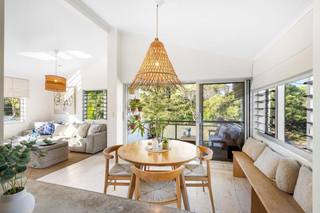 una sala de estar con una mesa y sillas en Hidden Gem on Jubilee - Where the Ocean Whispers, en Yaroomba