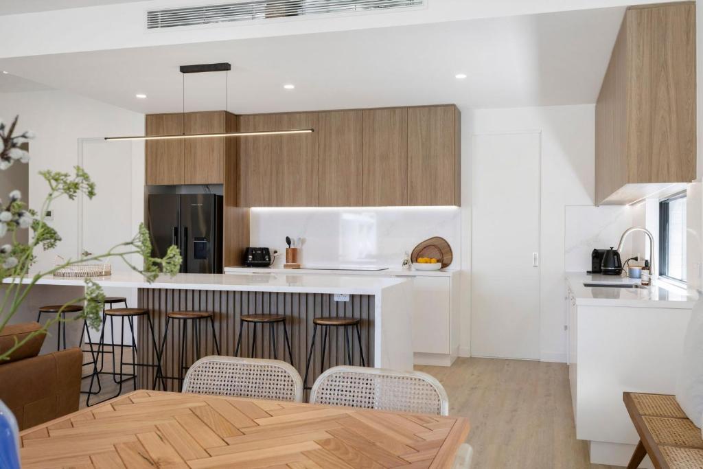 Una cocina con una mesa y sillas en una habitación. en Peninsula Sea Breeze, en Safety Beach