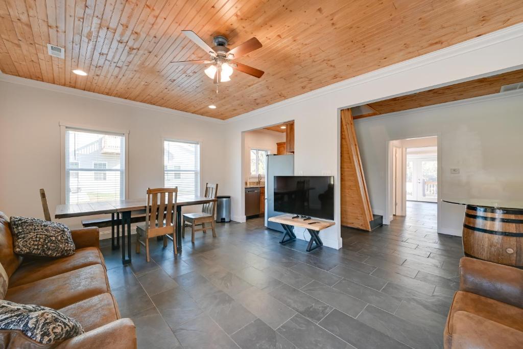 TV a/nebo společenská místnost v ubytování Riverfront Family Escape in Falls of Rough!