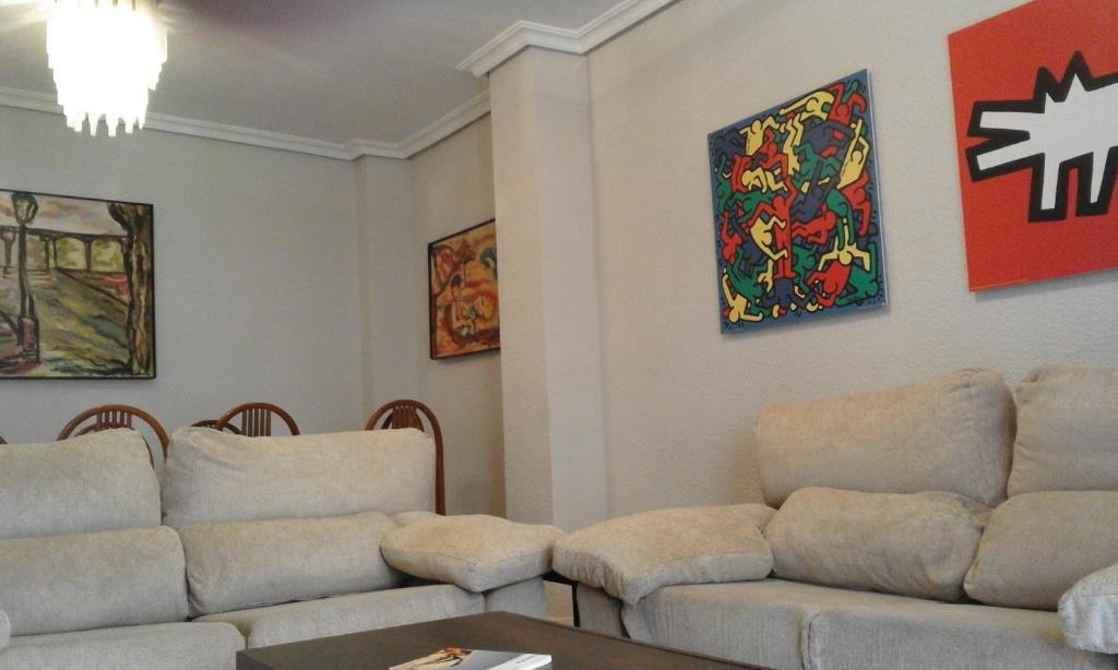 Sala de estar con 2 sofás y mesa en Apartment Savoy, en Valencia