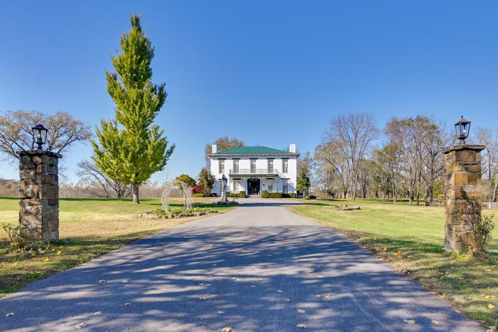 Fotografie z fotogalerie ubytování Walk to Golf Course Spacious Rough River Retreat! v destinaci Falls of Rough