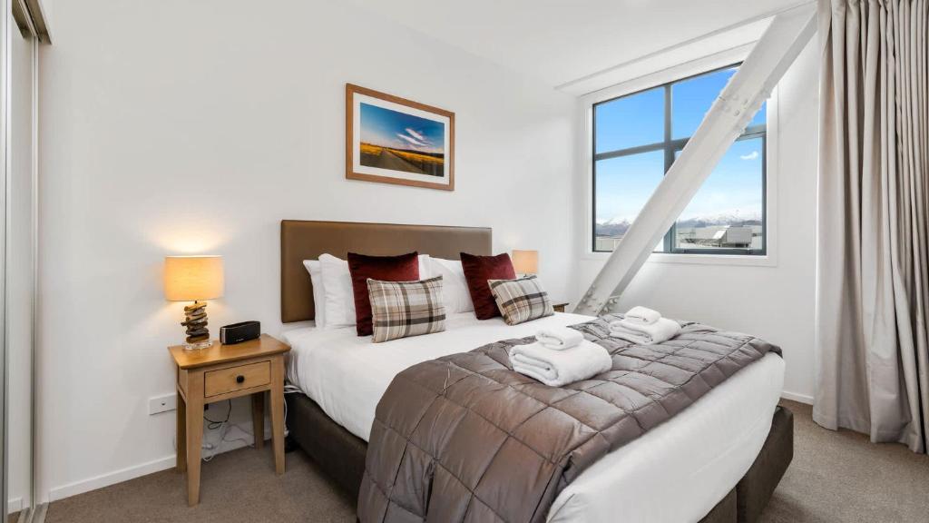 Postel nebo postele na pokoji v ubytování Remarkables Garden Apartment 305