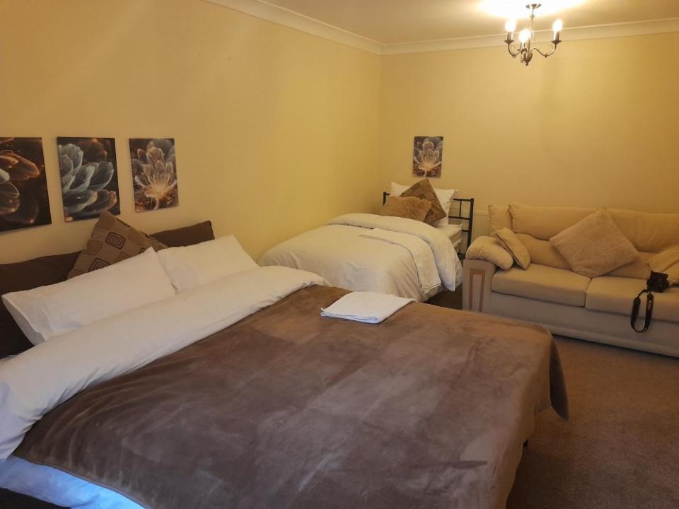 Postel nebo postele na pokoji v ubytování A Four Bedroom House