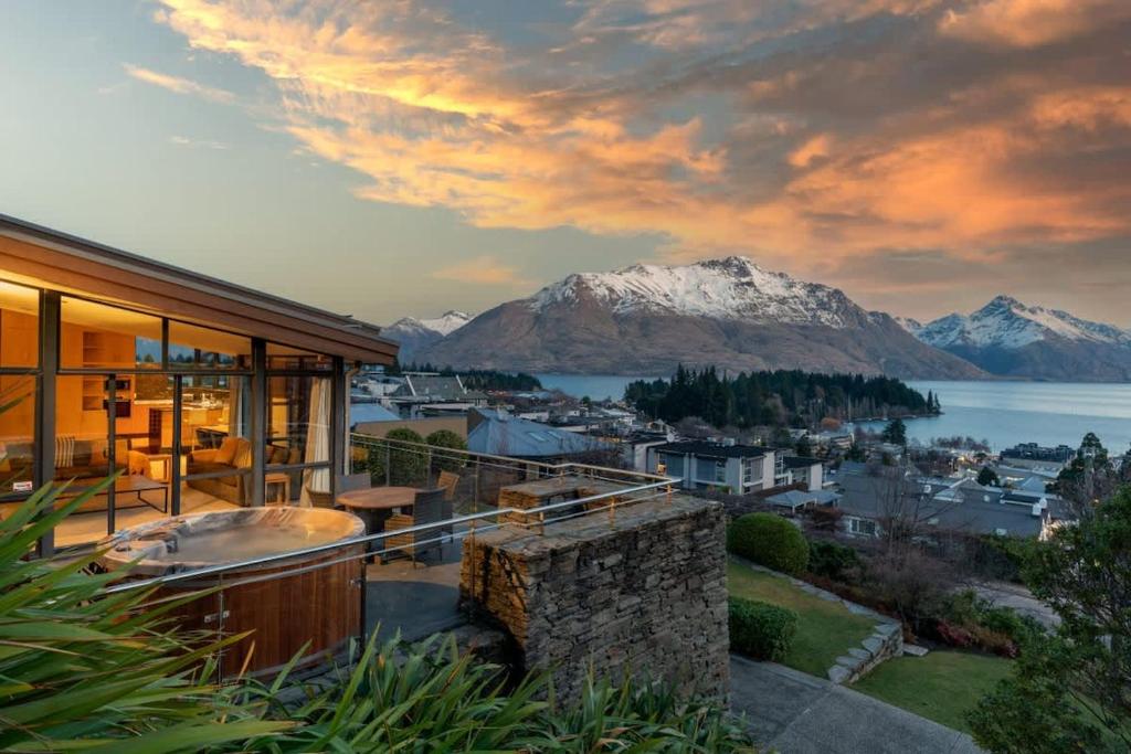 Ein Haus mit Badewanne und Bergblick in der Unterkunft The Haddens in Queenstown