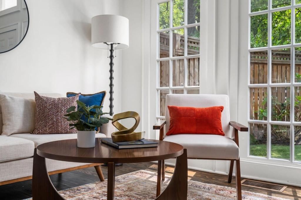 Posezení v ubytování Walkable Grant Park 1920s Home with King Bed