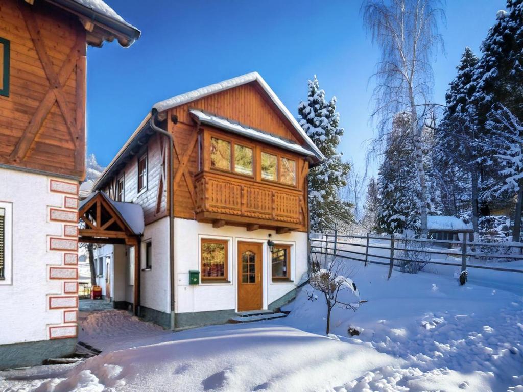 Una casa en la nieve con el suelo cubierto de nieve. en Zederhaus, en Mariapfarr