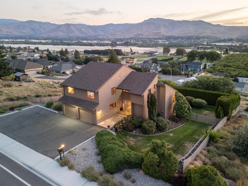- une vue aérienne sur une maison avec allée dans l'établissement Apple Capital Getaway, à East Wenatchee