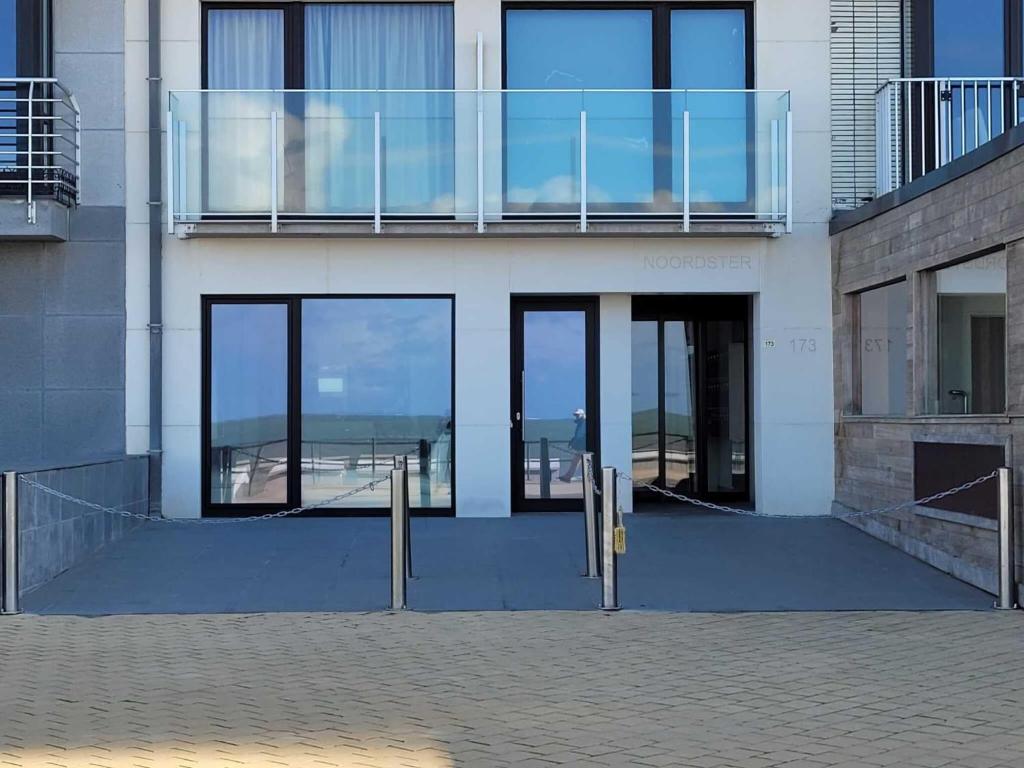 Rõdu või terrass majutusasutuses Seafront apartment with terrace on Zeedijk