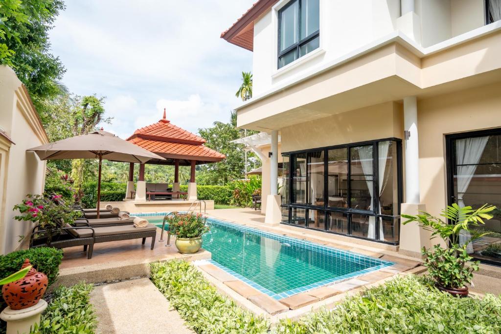 Swimmingpoolen hos eller tæt på Grand 4-Bed Lagoon Villa - Private Pool & Garden - Laguna