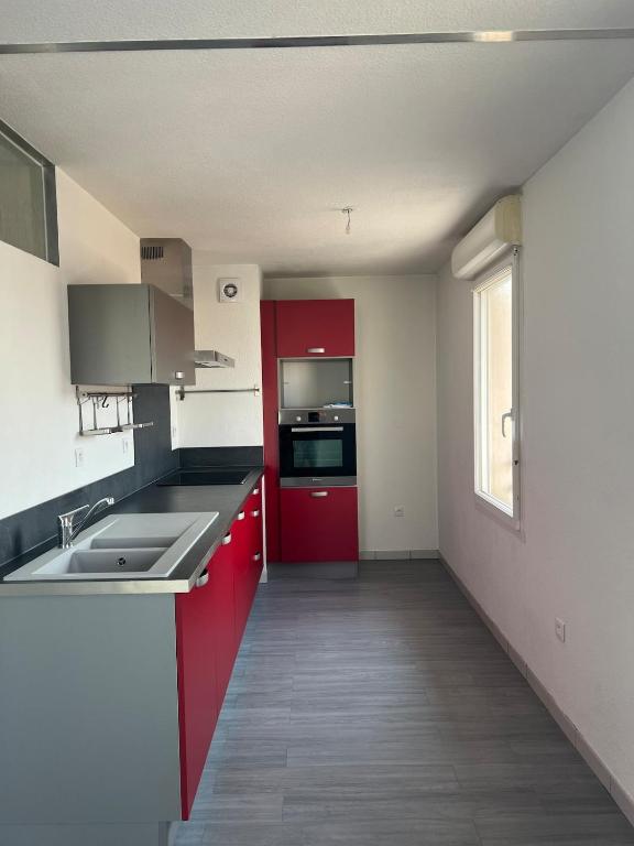 Η κουζίνα ή μικρή κουζίνα στο T4 Récent - Fonsorbes Centre avec 2 parkings