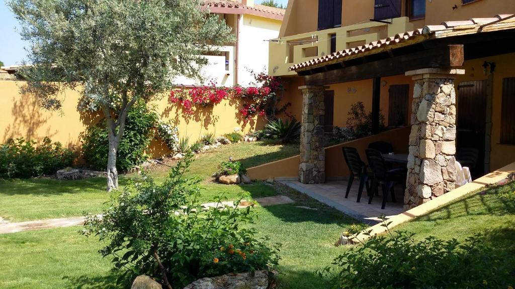 キアにあるVilla Mediterraneoの庭付きの家(テーブルと椅子付)