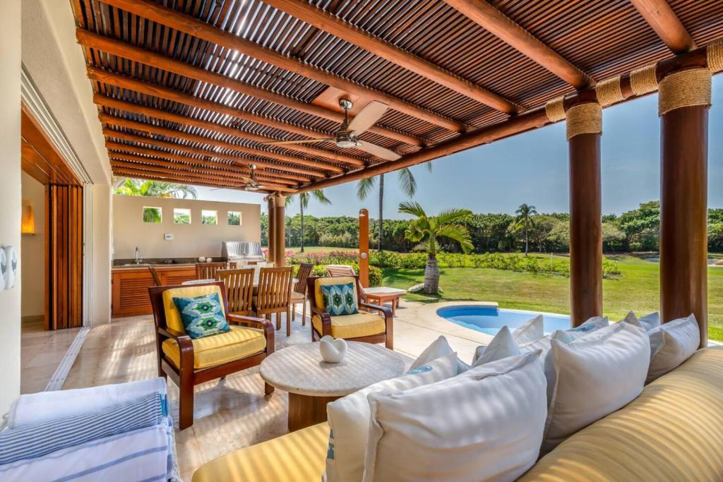 Posezení v ubytování 3 Bd Villa in Las Palmas Punta Mita Cook Golf-Cart