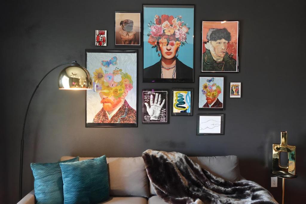 Et opholdsområde på Modern City Loft Downtown Access Free Parking