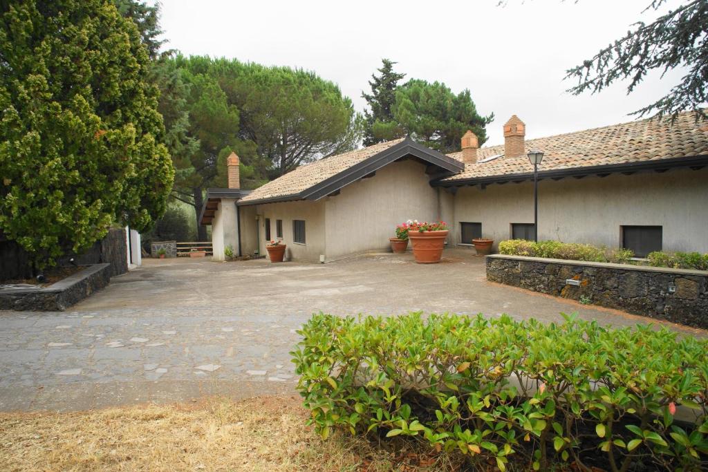 um edifício com um pátio em frente em Etna Paradise locazioni brevi em Ragalna