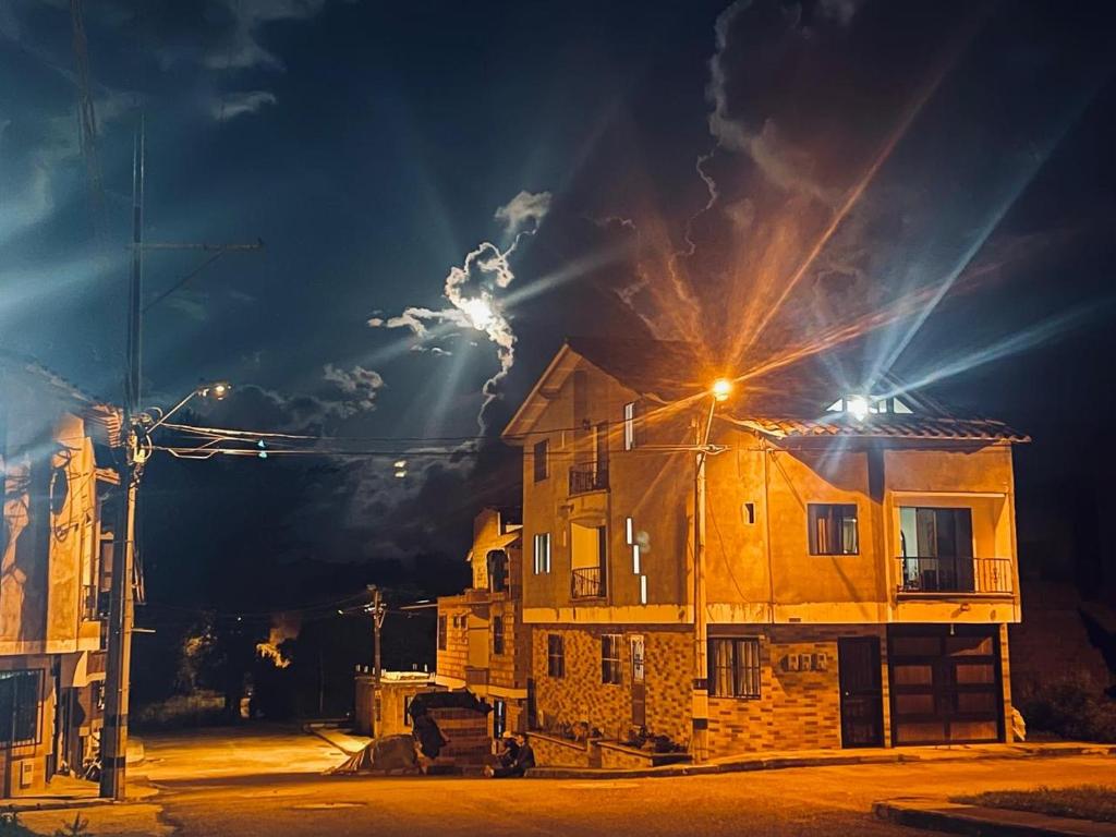 a building with a street light in front of it at Acogedora casa en el carmen de Viboral in Carmen de Viboral