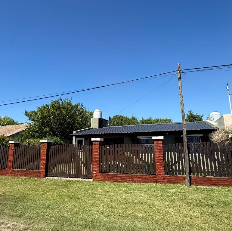 ein Zaun vor einem Haus in der Unterkunft Casa Mar de Cobo in Mar de Cobo