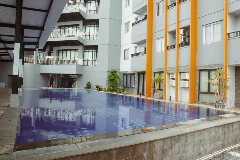 a swimming pool in the middle of a building at Twin Tower Hotel & Residence in Surabaya