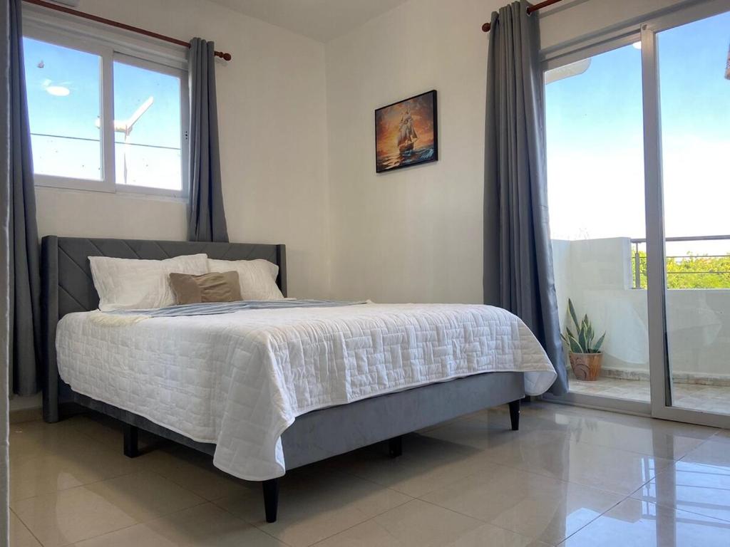 Postel nebo postele na pokoji v ubytování Modern 2BR Condo Near the Beach Juan Dolio