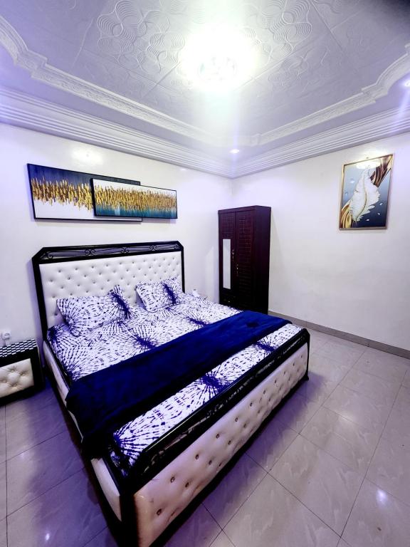 une chambre avec un grand lit dans une pièce dans l'établissement Mini Studio tres chic, à Dakar