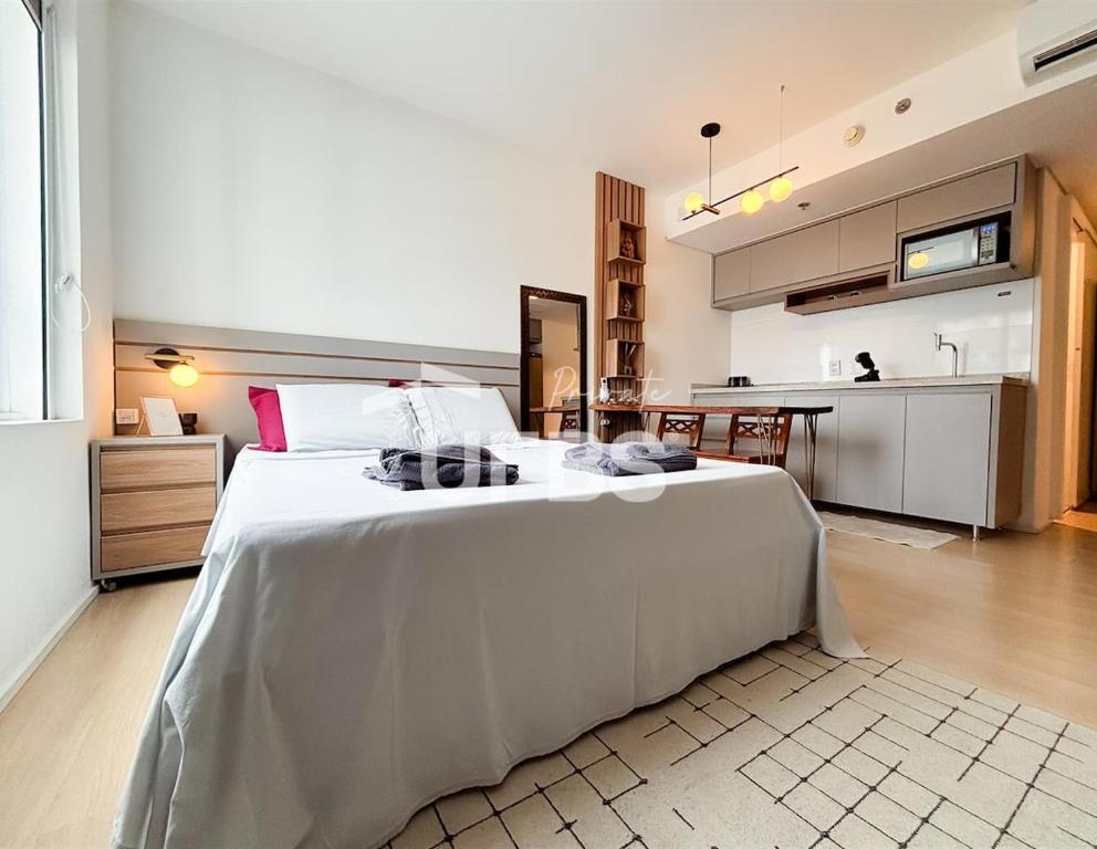 Ένα ή περισσότερα κρεβάτια σε δωμάτιο στο Blend Marista-Local perfeito!