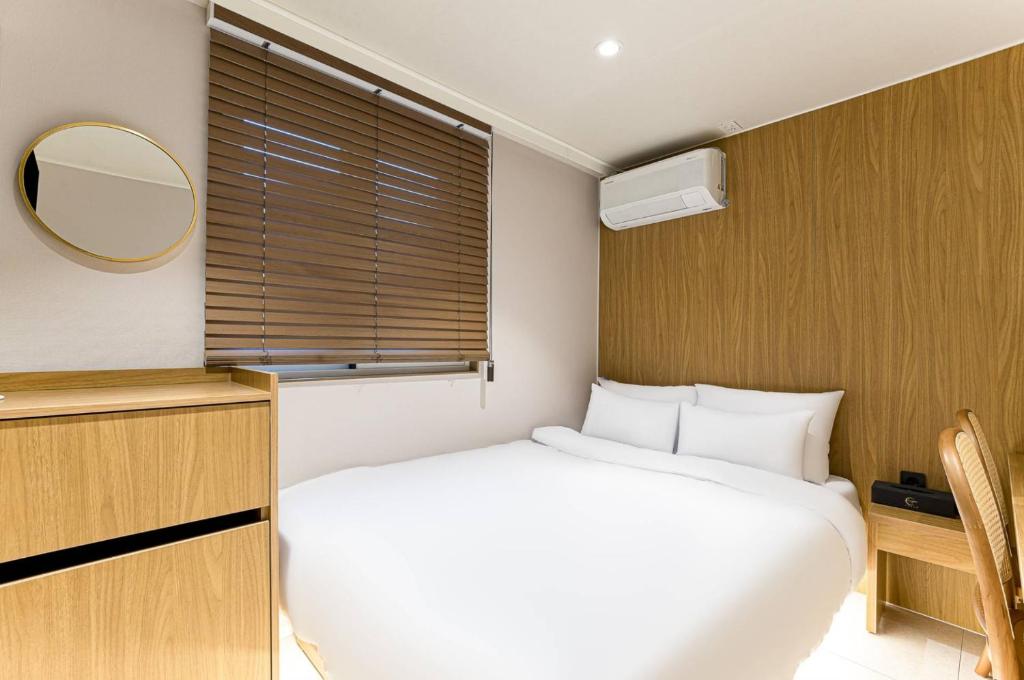 Postel nebo postele na pokoji v ubytování 인천 차이나타운점 이상한호텔