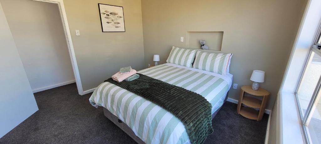 Postel nebo postele na pokoji v ubytování Central Blenheim Character Bach - Kitchen, Laundry, BBQ