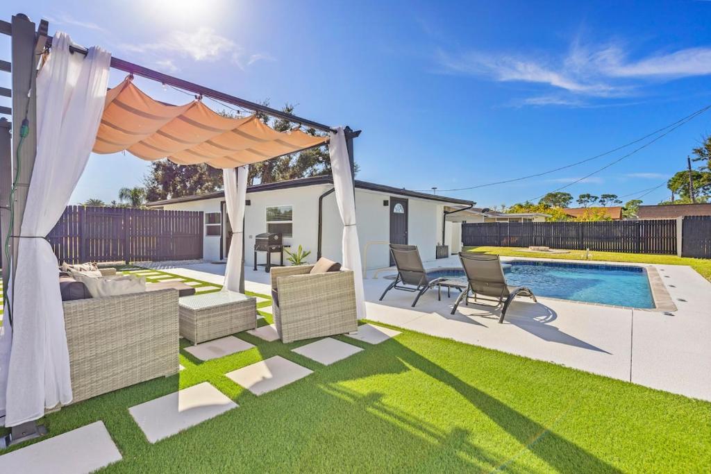 une cour arrière avec un gazebo et une piscine dans l'établissement Casa Tranquila Pool Pergola Spa Shower Retreat, à Venice