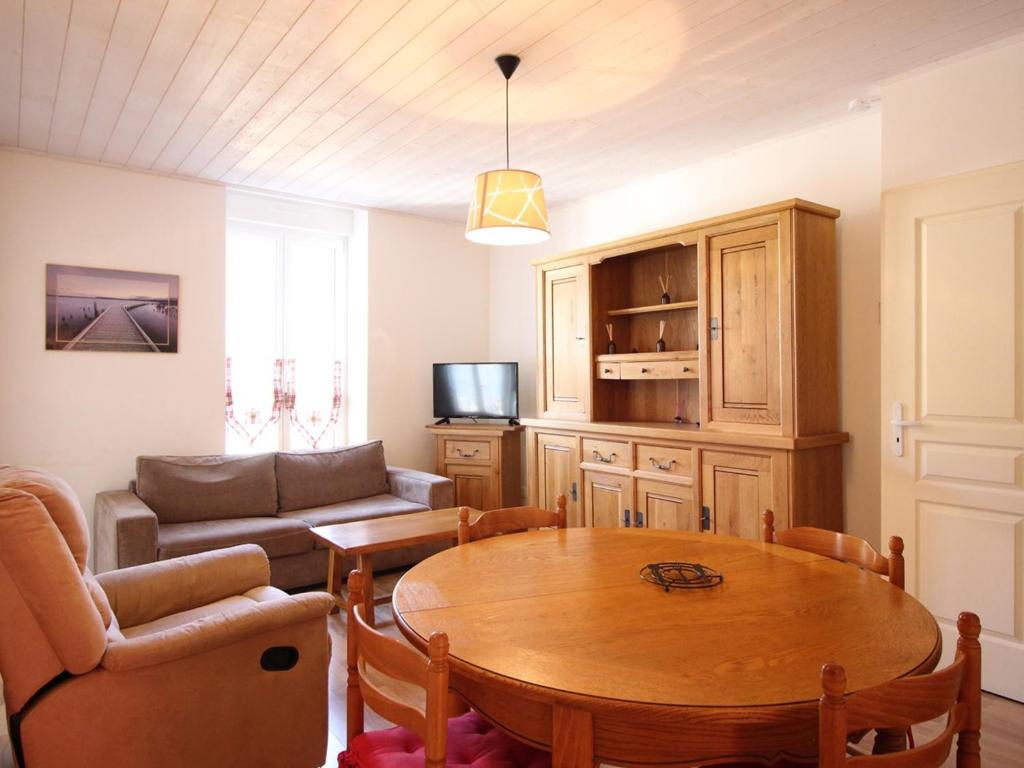 ein Wohnzimmer mit Sofa und Tisch in der Unterkunft Appartement 55m² centre Mont-Dore, 2 chambres, parking, animaux admis - FR-1-415-194 in Le Mont-Dore