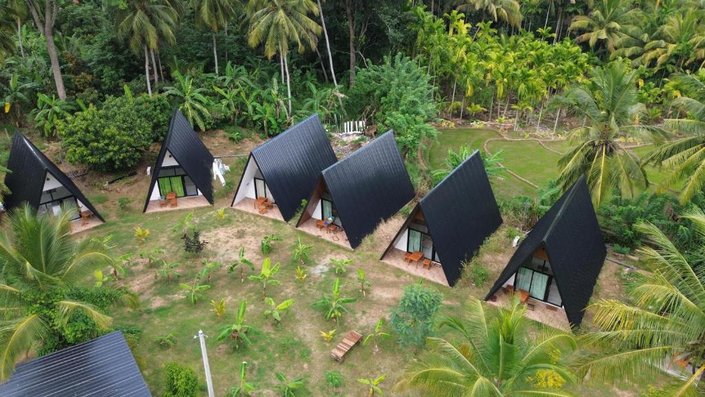 una vista aérea de una casa con techos negros en Hotel 4u Udawalawe, en Udawalawe