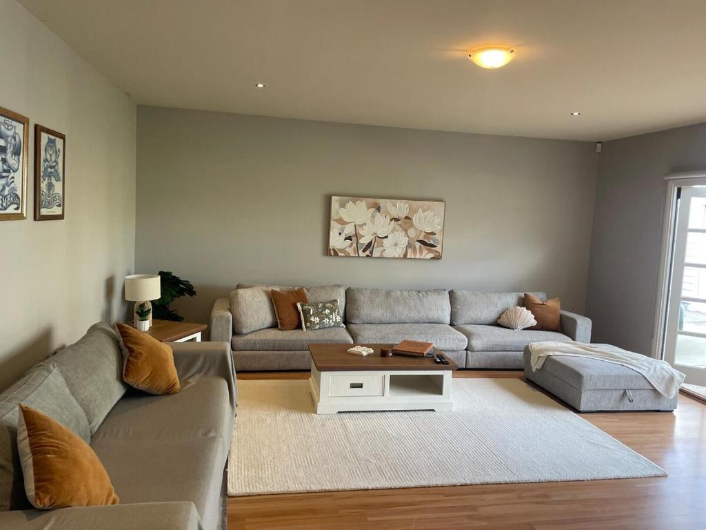 un salon avec un canapé et une table dans l'établissement Clonburn Manor at Sovereign Hill, à Ballarat