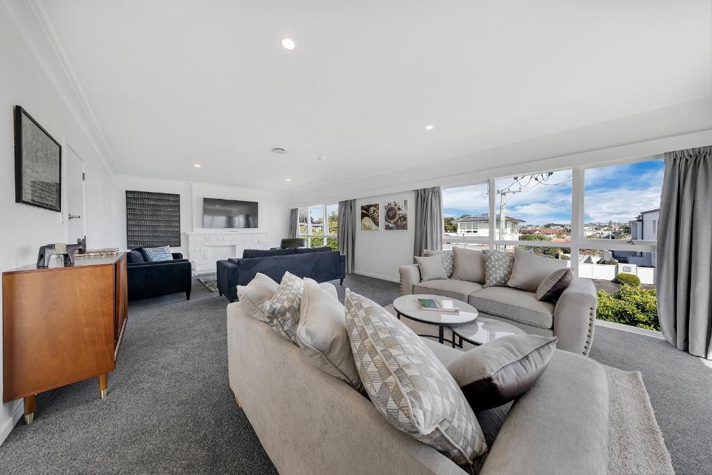 Χώρος καθιστικού στο Spacious house 5 minutes walk to St Helier Beach