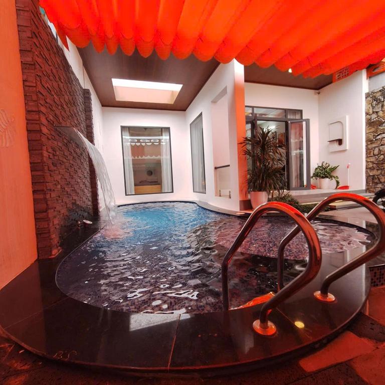 una piscina en un edificio con una fuente de agua en Pintahouse, en Chợ Phước Hải